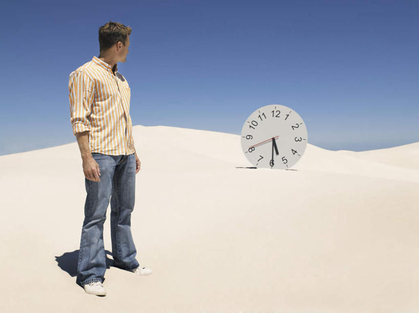 西方人,一个人,站,横图,室外,白天,正面,沙漠,欧洲,欧洲人,仅一个男性,仅一个人,阴影,服装,时间,光线,时钟,影子,计时,扭头,注视,休闲装,仅一个年轻男性,一个,衣服,蓝色,蓝天,天空,阳光,挂钟,钟表,天,观察,看,站着,转头,休闲,休闲服,表,服饰,晴朗,单个,观看,察看,关注,万里无云,男人,男性,年轻男性,白种人,钟,大漠,砂漠,晴空,晴空万里,站立,彩图,全身