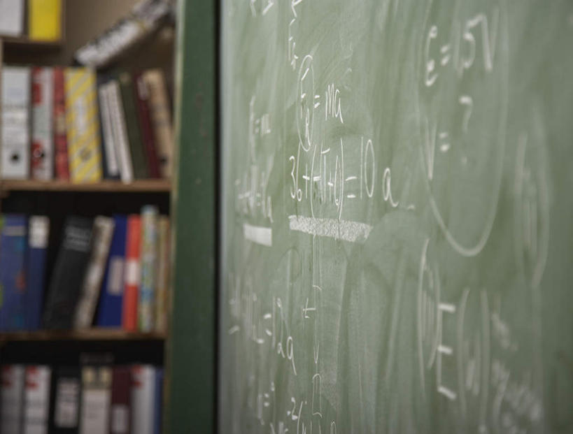 无人,学校,横图,室内,特写,白天,正面,静物,书籍,许多,朦胧,模糊,英文,标志,文字,字符,字母,标识,校园,排列,绿色,黑板,教室,教学,英文字母,摆列,挡书板,书挡,书夹,书立,耐磨,教学黑板,书,图书,彩图,布列,分列