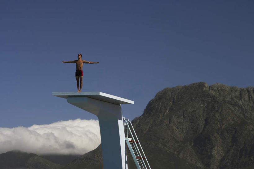 西方人,一个人,运动员,栏杆,伸展双臂,横图,室外,白天,正面,山,山脉,楼梯,欧洲,欧洲人,仅一个男性,仅一个人,阴影,泳裤,光线,扶手,影子,阶梯,山峰,山峦,注视,运动器械,护栏,裸露,台阶,仅一个年轻男性,蓝色,蓝天,天空,阳光,群山,天,观察,看,健身器械,晴朗,观看,察看,关注,跳板,裸,健身器材,万里无云,男人,男性,年轻男性,白种人,晴空,晴空万里,体育运动员,运动选手,敞开双臂,伸开双臂,展开双肩,张开手臂,张开双臂,彩图,全身,助跳板,运动器材