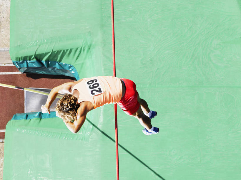 西方人,一个人,运动员,体育馆,运动场,跳,横图,俯视,室外,白天,运动服,锻炼,快乐,比赛,运动,竞争,撑杆跳高,欧洲,欧洲人,仅一个男性,仅一个人,阴影,服装,光线,标志,数字,文字,影子,字符,半空,娱乐,标识,体育场,仅一个年轻男性,衣服,阳光,休闲,阿拉伯数字,服饰,体育运动,衣着,穿着,运动馆,衣饰,撑竿跳,撑竿跳高,体育,撑杆跳,男人,男性,年轻男性,白种人,体育运动员,运动选手,跳跃,彩图,高角度拍摄,全身,健身,运动装