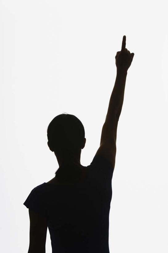 西方人,中指,一个人,站,举,竖图,室内,白天,白色背景,欧洲,欧洲人,仅一个年轻女性,仅一个女性,仅一个人,指,服装,背光,休闲装,方向,背面,衣服,手势,托,站着,休闲,向上,休闲服,竖,摄影,服饰,影棚,翘,指向,鄙视,挑衅,逆光,藐视,讽刺,蔑视,嘲笑,人身攻击,年轻女性,女人,女性,白种人,举起,举手,举着,向上举,向上伸,向上托,站立,半身,彩图,影棚拍摄,拍摄