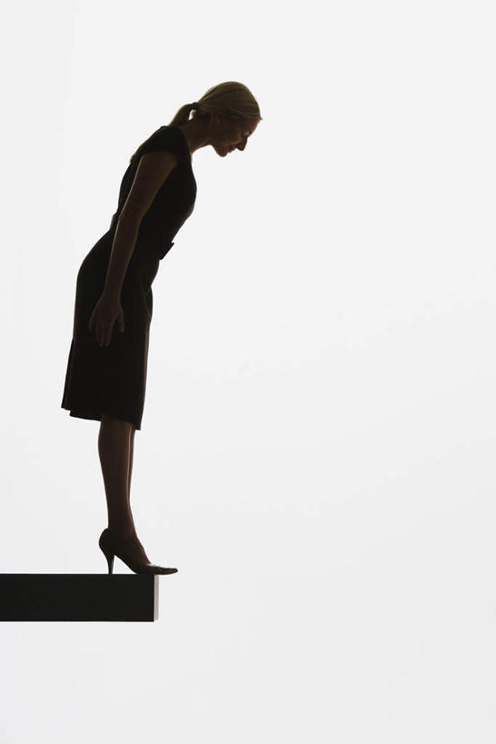 西方人,站,竖图,室内,白天,白色背景,侧面,高跟鞋,时尚,游戏,玩具,鞋子,欧洲,欧洲人,弯腰,服装,木板,背光,玩,注视,休闲装,娱乐,衣服,低头,观察,看,站着,休闲,休闲服,跷跷板,益智,摄影,服饰,影棚,观看,活动,察看,发泄,关注,时髦,消遣,智力,逆光,宣泄,弯身,时兴,白种人,玩耍,嬉戏,站立,彩图,全身,影棚拍摄,拍摄