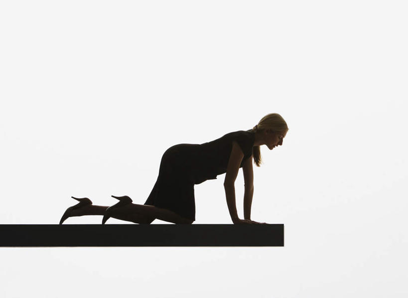 西方人,一个人,横图,室内,白天,白色背景,侧面,高跟鞋,时尚,游戏,玩具,鞋子,欧洲,欧洲人,仅一个年轻女性,仅一个女性,仅一个人,服装,木板,背光,玩,注视,休闲装,娱乐,衣服,观察,看,休闲,休闲服,爬,跷跷板,益智,摄影,服饰,影棚,观看,活动,察看,发泄,关注,时髦,消遣,智力,逆光,宣泄,时兴,年轻女性,女人,女性,白种人,玩耍,嬉戏,彩图,全身,影棚拍摄,拍摄