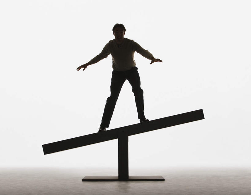 西方人,一个人,商务人士,商务男性,站,伸展双臂,横图,室内,白天,白色背景,正面,衬衫,游戏,玩具,欧洲,欧洲人,仅一个男性,仅一个人,仅一个中年男性,套装,背光,玩,注视,娱乐,踩,踩着,观察,看,站着,休闲,翘翘板,益智,摄影,影棚,观看,张开双腿,活动,察看,发泄,关注,消遣,智力,商务装,逆光,工薪阶层,宣泄,展开双腿,男人,男性,中年男性,白种人,白领,上班族,敞开双臂,伸开双臂,玩耍,嬉戏,展开双肩,站立,张开手臂,张开双臂,彩图,全身,影棚拍摄,衬衣,拍摄,伸展双腿