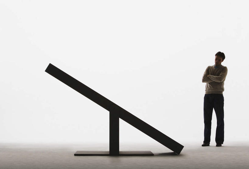 西方人,一个人,商务人士,商务男性,站,双手交叉,横图,室内,白天,白色背景,正面,衬衫,游戏,玩具,欧洲,欧洲人,仅一个男性,仅一个人,仅一个中年男性,套装,背光,玩,注视,娱乐,观察,看,站着,休闲,翘翘板,益智,摄影,影棚,观看,活动,察看,双手抱胸,发泄,关注,消遣,智力,商务装,逆光,工薪阶层,宣泄,男人,男性,中年男性,白种人,白领,上班族,玩耍,嬉戏,站立,彩图,全身,影棚拍摄,衬衣,拍摄