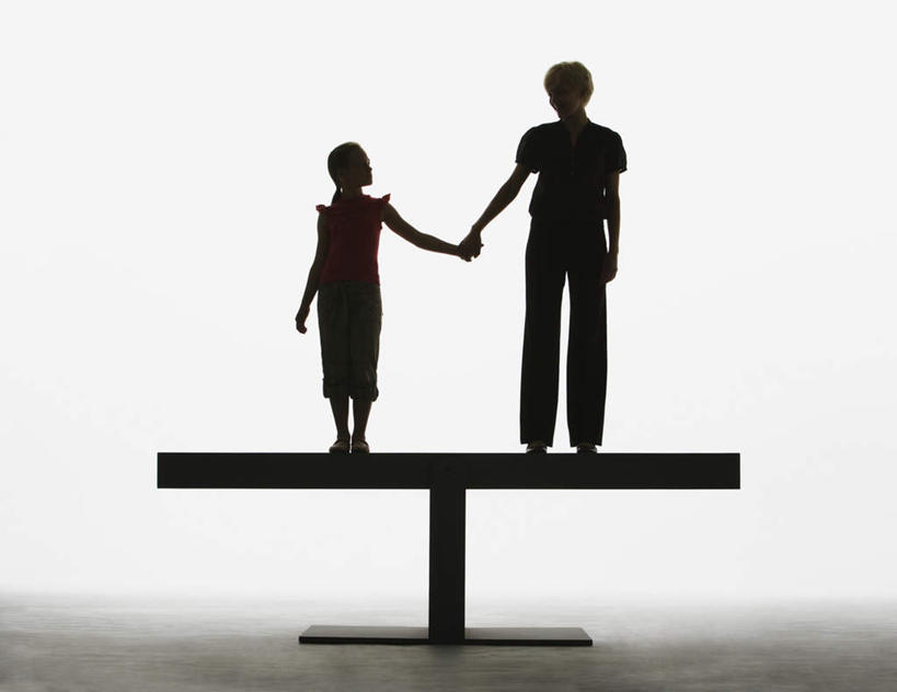 西方人,儿童,两个人,家庭,母亲,女儿,站,握手,横图,室内,白天,白色背景,正面,游戏,纯洁,玩具,欧洲,欧洲人,阴影,服装,反射,影子,背光,玩,扭头,注视,休闲装,娱乐,小孩,衣服,观察,看,站着,转头,休闲,温暖,温馨,母女,一家人,休闲服,翘翘板,可爱,母爱,童年,童趣,益智,摄影,服饰,影棚,观看,活动,和睦,察看,发泄,关注,消遣,智力,逆光,童真,烂漫,无邪,宣泄,天真,年轻女性,女孩,女人,女性,白种人,孩子,年轻人,搀手,拉手,手拉手,手握手,玩耍,嬉戏,站立,彩图,全身,影棚拍摄,拍摄,融洽,女生