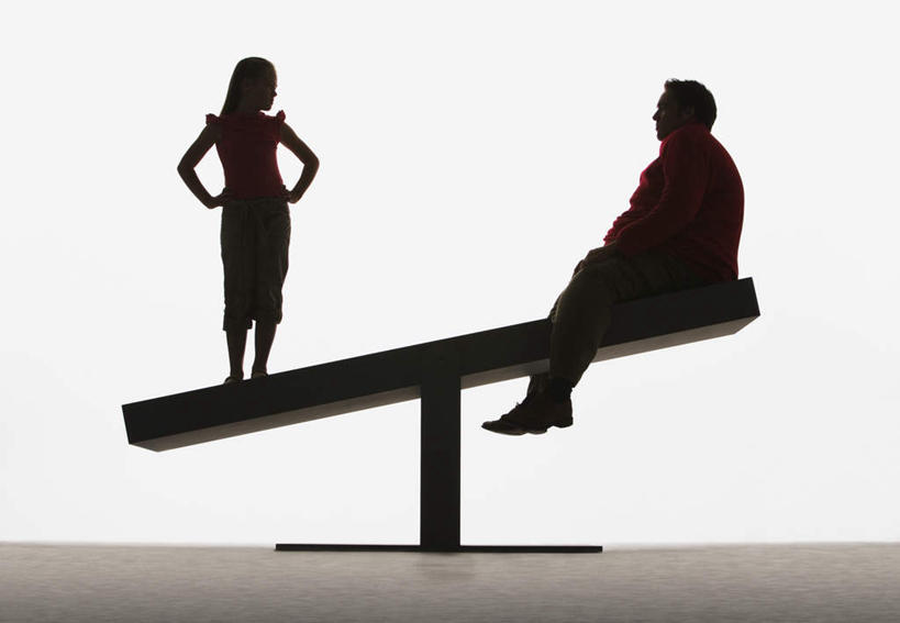 西方人,儿童,肥胖,两个人,家庭,父亲,女儿,站,坐,横图,室内,白天,白色背景,正面,游戏,纯洁,玩具,欧洲,欧洲人,阴影,服装,反射,影子,背光,玩,扭头,注视,休闲装,娱乐,手叉腰,小孩,衣服,叉腰,观察,看,站着,转头,休闲,温暖,温馨,父女,一家人,休闲服,翘翘板,父爱,可爱,童年,童趣,益智,摄影,服饰,影棚,观看,活动,和睦,察看,发泄,关注,消遣,智力,逆光,童真,烂漫,无邪,宣泄,肥,胖,天真,男人,男性,年轻男性,女孩,白种人,孩子,年轻人,玩耍,嬉戏,站立,坐着,彩图,全身,影棚拍摄,拍摄,融洽,女生