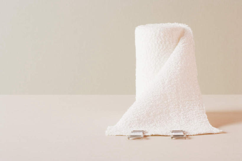 无人,横图,室内,特写,白天,正面,桌面,桌子,静物,一卷,阴影,棕色背景,曲折,弯曲,反射,木制,纱布,影子,木制品,治疗,摄影,蜿蜒,影棚,固定,医疗,止血,绷带,彩图,影棚拍摄,拍摄