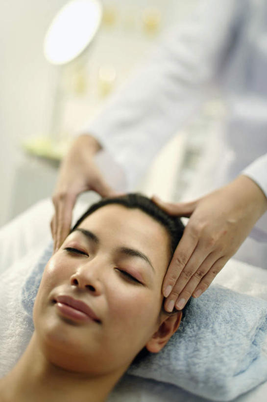 东方人,脸,头,脸颊,两个人,按摩师,站,躺,闭眼,笑,摸,微笑,竖图,俯视,室内,特写,白天,工作服,制服,按摩,美容,靠垫,台灯,照明,亚洲,抚摸,护肤,波纹,飞溅,朦胧,模糊,溅,液体,水滴,灯光,靠枕,黄种人,灯,水珠,水纹,船尾波,灯具,垫子,枕头,波浪,站着,保养,享受,休闲,放松,SPA水疗,保健,温泉浴场,照亮,照明设备,喷洒,养颜,指压,工作制服,卧着,年轻女性,女人,女性,亚洲人,头部,脸部,脸蛋,面部,技师,矿泉疗养地,闭眼睛,闭着眼,闭着眼睛,触摸,接触,躺着,卧,站立,半身,彩图,高角度拍摄,工作套服,水疗,推拿