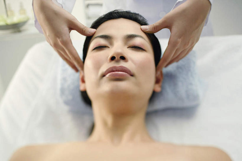 东方人,脸,头,脸颊,两个人,按摩师,站,躺,闭眼,笑,摸,微笑,横图,俯视,室内,特写,白天,工作服,制服,按摩,美容,靠垫,台灯,照明,亚洲,抚摸,护肤,波纹,飞溅,朦胧,模糊,溅,液体,水滴,灯光,靠枕,黄种人,灯,水珠,水纹,船尾波,灯具,垫子,枕头,波浪,站着,保养,享受,休闲,放松,SPA水疗,保健,温泉浴场,照亮,照明设备,喷洒,养颜,指压,工作制服,卧着,年轻女性,女人,女性,亚洲人,头部,脸部,脸蛋,面部,技师,矿泉疗养地,闭眼睛,闭着眼,闭着眼睛,触摸,接触,躺着,卧,站立,半身,彩图,高角度拍摄,工作套服,水疗,推拿