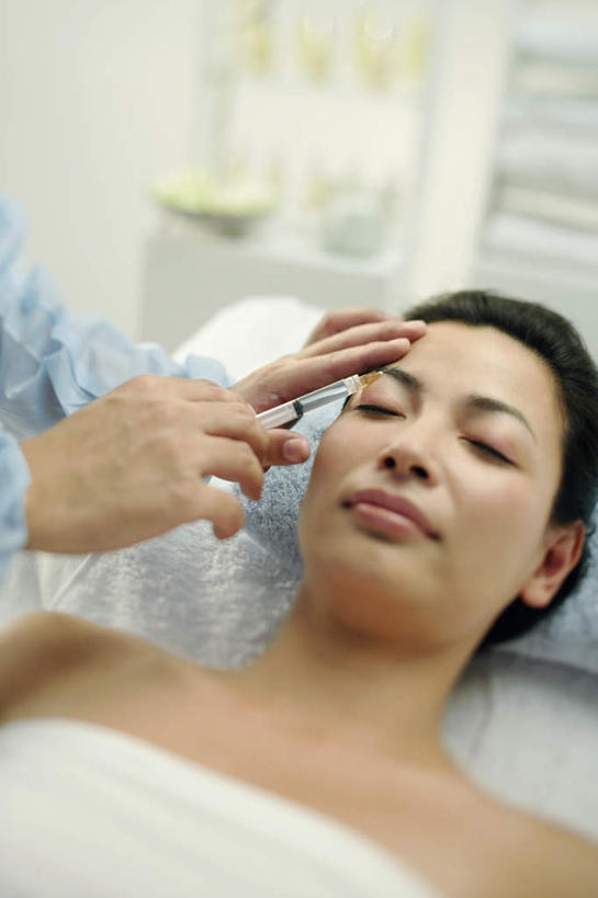 东方人,两个人,按摩师,站,躺,闭眼,竖图,俯视,室内,白天,工作服,制服,按摩,化妆,美容,时尚,床,靠垫,亚洲,握,朦胧,模糊,纺织物,床单,靠枕,拿,拿着,黄种人,被子,垫子,毛巾,枕头,清洁,站着,握着,单人床,保暖,美容工具,被单,修眉刀,透气,指压,防水,化妆工具,工作制服,储水,耐磨,吸水,刮眉刀,卧着,年轻女性,女人,女性,亚洲人,技师,闭眼睛,闭着眼,闭着眼睛,躺着,卧,站立,半身,彩图,高角度拍摄,工作套服,推拿