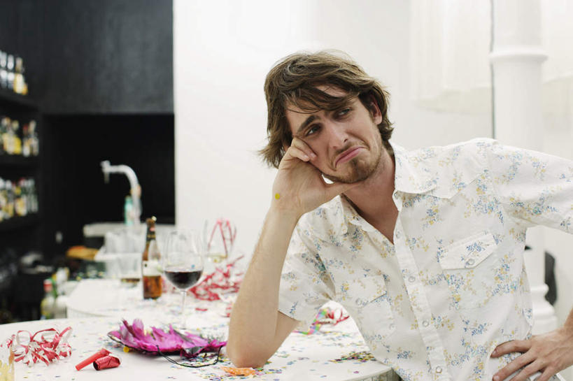 啤酒,西方人,一个人,坐,横图,室内,白天,正面,游戏,餐桌,桌子,杯子,玩具,欧洲,欧洲人,仅一个男性,仅一个人,撑,服装,酒类,玩,托腮,注视,休闲装,娱乐,玻璃制品,酒,饮料,仅一个年轻男性,衣服,水杯,观察,看,托,休闲,休闲服,益智,服饰,餐台,观看,活动,察看,发泄,关注,消遣,智力,托下巴,玩具吹卷,宣泄,男人,男性,年轻男性,白种人,玻璃杯,玩耍,嬉戏,坐着,半身,彩图