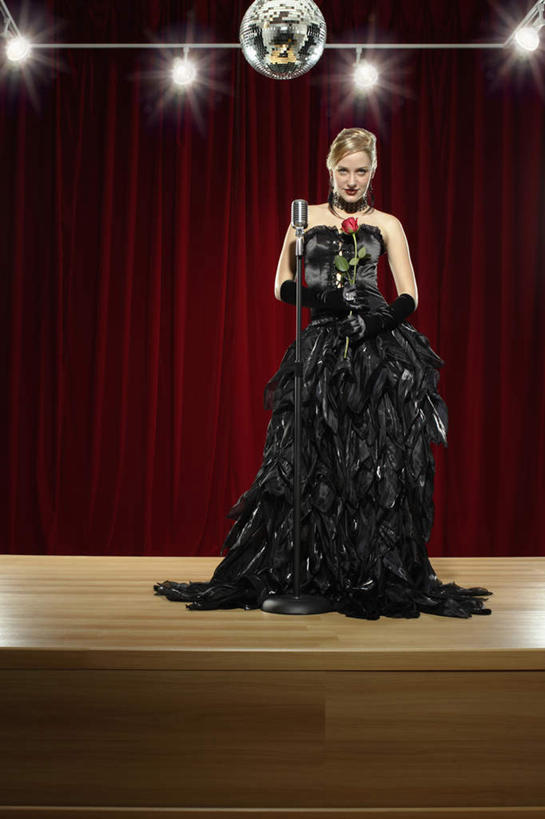 西方人,一个人,歌唱家,站,竖图,彩色,室内,白天,正面,裙子,爱情,幸福,纯洁,热情,霓虹灯,玫瑰,欧洲,欧洲人,仅一个年轻女性,仅一个女性,仅一个人,握,阴影,连衣裙,盛开,光线,影子,灯光,玫瑰花,七彩,浪漫,拿,花蕾,拿着,注视,光源,霓虹,灯,花,花瓣,花朵,鲜花,红色,抹胸,话筒,花苞,花蕊,观察,看,站着,温暖,温馨,恩爱,握着,唱歌,帷幕,观看,和睦,察看,麦克风,照明设备,关注,扩音器,帷幔,幕布,演唱,感动,幕帘,传声器,歌唱,氖灯,抹胸裙,尊敬,微音器,帷幔布,天真,刺玫花,徘徊花,年轻女性,女人,女性,白种人,歌手,站立,彩图,全身,融洽