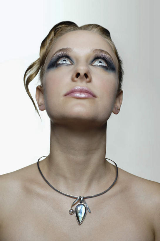 西方人,脸,头,脸颊,脖子,一个人,站,竖图,室内,特写,白天,正面,化妆,美容,项链,欧洲,欧洲人,仅一个年轻女性,仅一个女性,仅一个人,护肤,注视,裸露,肩膀,装饰品,彩妆,饰品,首饰,观察,看,站着,保养,享受,休闲,放松,保健,摄影,影棚,观看,察看,关注,裸,蛋白石,养颜,年轻女性,女人,女性,白种人,头部,脖,颈,颈部,脸部,脸蛋,面部,抬头,仰头,站立,半身,彩图,影棚拍摄,拍摄