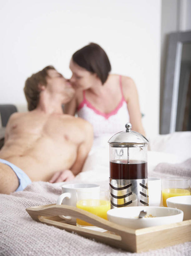 咖啡,西方人,两个人,坐,躺,闭眼,吻,竖图,室内,白天,正面,爱情,幸福,床,卧室,杯子,餐具,吊带,欧洲,欧洲人,服装,瓷器,碟子,盘,陶瓷,墙,双人床,床单,咖啡杯,陶瓷制品,浪漫,吊带衫,娱乐,被子,裸露,墙壁,墙面,饮料,衣服,盘子,容器,碟,碗,享受,休闲,温暖,温馨,恩爱,放松,乐趣,恋人,服饰,储藏,和睦,提神,舒适,被单,衣着,储存,穿着,瓷杯,醒脑,裸,软饮料,衣饰,卧着,男人,男性,年轻男性,年轻女性,女人,女性,白种人,情侣,闭眼睛,闭着眼,闭着眼睛,接吻,亲,亲吻,亲嘴,躺着,卧,坐着,半身,彩图,睡房,卧房,伴侣,融洽,贮存