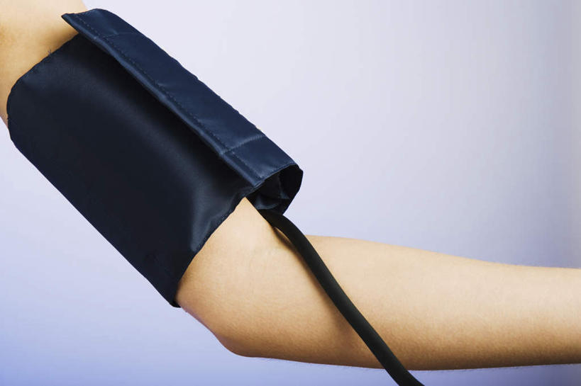 西方人,手,一个人,横图,室内,特写,白天,正面,欧洲,欧洲人,仅一个年轻女性,仅一个女性,仅一个人,测量,刻度,手部,摄影,影棚,测量工具,医疗设备,血压计,医疗器械,量具,量仪,血压表,年轻女性,女人,女性,白种人,半身,彩图,影棚拍摄,拍摄