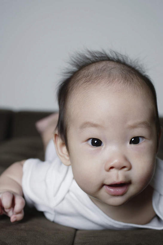 东方人,婴儿,儿童,一个人,客厅,竖图,室内,白天,正面,婴儿服装,纯洁,沙发,亚洲,仅一个人,注视,黄种人,小孩,观察,看,趴着,可爱,活泼,观看,察看,起居室,关注,宝宝,布艺沙发,纯真,烂漫,无邪,客堂,伶俐,天真,亚洲人,孩子,趴,半身,彩图,婴儿服