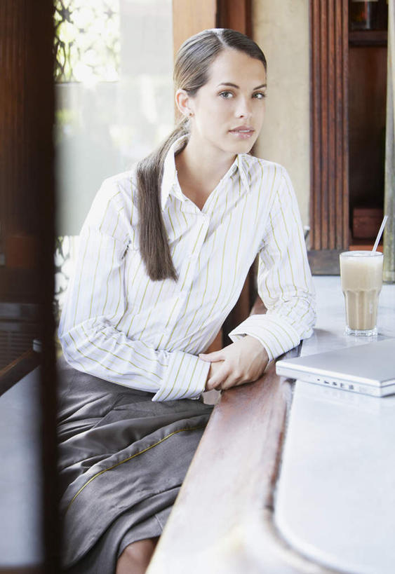 西方人,一个人,商务人士,商务女性,办公室,坐,竖图,室内,白天,正面,电脑,笔记本电脑,家具,桌子,杯子,欧洲,欧洲人,仅一个年轻女性,仅一个女性,仅一个人,套装,网络,办公桌,食品,甜点,甜品,注视,通讯设备,玻璃制品,食物,饮料,水杯,甜食,观察,看,冰淇淋,观看,鲜奶,察看,无线,关注,奶昔,通信设备,商务装,无线网络,无线上网,便携式电脑,工薪阶层,办公家具,巧克力奶昔,手提电脑,年轻女性,女人,女性,白种人,白领,上班族,玻璃杯,坐着,半身,彩图