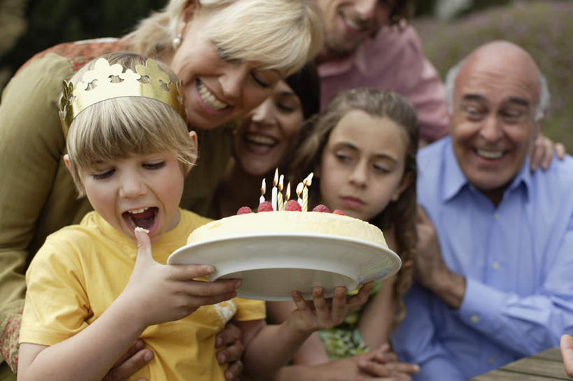 点心,西方人,儿童,老年人,母亲,父亲,女儿,祖母,祖父,三代同堂,站,坐,闭眼,笑,微笑,露齿笑,横图,室外,白天,仰视,纯洁,餐具,皇冠,蜡烛,欧洲,欧洲人,握,阴影,服装,朦胧,模糊,光线,碟子,火焰,盘,影子,烛光,食品,许多人,燃烧,拿,拿着,注视,休闲装,文化,祖孙三代,食物,糕点,小孩,衣服,盘子,碟,生日蛋糕,点燃,观察,看,祈祷,站着,张嘴,一群人,休闲,温暖,温馨,父女,母女,休闲服,父爱,可爱,母爱,童年,童趣,握着,许愿,服饰,奶奶,爷爷,观看,纪念,祖孙,祈求,和睦,权威,察看,高贵,关注,张大嘴巴,童真,烂漫,无邪,外婆,外孙女,外祖母,外公,外祖父,权力,统治,平安,天真,老年男性,老年女性,男人,男性,年轻男性,年轻女性,女孩,女人,女性,白种人,孩子,年轻人,全家福,孙女,王冠,张开嘴,闭眼睛,闭着眼,闭着眼睛,站立,坐着,半身,彩图,低角度拍摄,融洽,蛋糕,女生,爸爸,多代同堂,妈妈