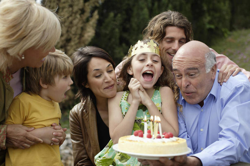 点心,西方人,儿童,老年人,母亲,父亲,女儿,祖母,祖父,三代同堂,站,坐,闭眼,笑,微笑,露齿笑,横图,室外,白天,正面,纯洁,餐具,皇冠,蜡烛,欧洲,欧洲人,握,阴影,服装,朦胧,模糊,光线,碟子,火焰,盘,影子,烛光,食品,许多人,燃烧,拿,拿着,注视,休闲装,文化,祖孙三代,食物,糕点,小孩,衣服,盘子,碟,生日蛋糕,点燃,观察,看,祈祷,站着,张嘴,一群人,休闲,温暖,温馨,父女,母女,休闲服,父爱,可爱,母爱,童年,童趣,握着,许愿,服饰,奶奶,爷爷,观看,纪念,祖孙,祈求,和睦,权威,察看,高贵,关注,张大嘴巴,童真,烂漫,无邪,外婆,外孙女,外祖母,外公,外祖父,权力,统治,平安,天真,老年男性,老年女性,男人,男性,年轻男性,年轻女性,女孩,女人,女性,白种人,孩子,年轻人,全家福,孙女,王冠,张开嘴,闭眼睛,闭着眼,闭着眼睛,站立,坐着,半身,彩图,融洽,蛋糕,女生,爸爸,多代同堂,妈妈