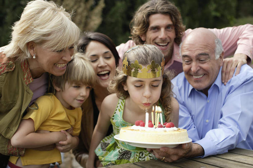 点心,西方人,儿童,老年人,嘴,母亲,父亲,女儿,祖母,祖父,三代同堂,坐,抱,捧,笑,微笑,露齿笑,横图,室外,白天,正面,纯洁,植物,桌面,桌子,皇冠,蜡烛,欧洲,欧洲人,阴影,服装,朦胧,模糊,光线,木制,火焰,影子,烛光,食品,许多人,燃烧,注视,休闲装,文化,祖孙三代,装饰品,树,树木,食物,糕点,小孩,衣服,绿色,自然,耳环,木制品,饰品,首饰,生日蛋糕,吹,点燃,嘟嘴,观察,看,祈祷,一群人,休闲,温暖,温馨,父女,母女,休闲服,撅嘴,父爱,可爱,母爱,童年,童趣,许愿,服饰,生长,奶奶,爷爷,成长,抱着,观看,纪念,祖孙,祈求,和睦,权威,察看,搂着,高贵,关注,童真,烂漫,无邪,外婆,外孙女,外祖母,外公,外祖父,外孙,外孙子,权力,统治,耳饰,平安,天真,老年男性,老年女性,男孩,男人,男性,年轻男性,年轻女性,女孩,女人,女性,白种人,孩子,年轻人,嘴巴,嘴唇,全家福,孙女,孙子,王冠,端,端着,搂,搂抱,捧着,手捧,坐着,半身,彩图,融洽,蛋糕,男生,女生,爸爸,多代同堂,妈妈