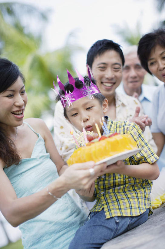 点心,东方人,儿童,老年人,夫妻,母亲,父亲,儿子,祖母,祖父,三代同堂,坐,捧,笑,微笑,露齿笑,竖图,室外,白天,正面,爱情,纯洁,植物,皇冠,蜡烛,亚洲,五个人,阴影,服装,朦胧,模糊,光线,火焰,影子,烛光,食品,许多人,浪漫,燃烧,注视,休闲装,黄种人,文化,祖孙三代,树,树木,食物,糕点,小孩,衣服,绿色,自然,生日蛋糕,吹,点燃,观察,看,祈祷,一群人,休闲,温暖,温馨,父子,母子,休闲服,恩爱,父爱,可爱,母爱,童年,童趣,许愿,恋人,服饰,生长,奶奶,爷爷,成长,观看,纪念,祖孙,祈求,和睦,权威,察看,高贵,关注,童真,烂漫,无邪,外婆,外祖母,外公,外祖父,外孙,外孙子,权力,统治,平安,天真,老年男性,老年女性,男孩,男人,男性,年轻男性,年轻女性,女人,女性,亚洲人,孩子,年轻人,夫妇,情侣,全家福,孙子,王冠,端,端着,捧着,手捧,坐着,半身,彩图,伴侣,融洽,蛋糕,男生,爸爸,多代同堂,妈妈