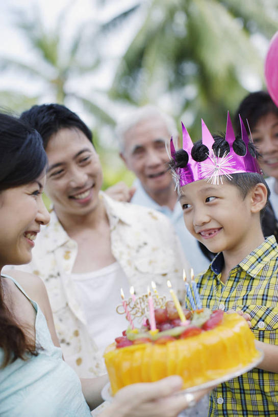 点心,东方人,儿童,中年人,老年人,夫妻,母亲,父亲,儿子,祖母,祖父,三代同堂,站,闭眼,捧,笑,微笑,露齿笑,竖图,室外,白天,正面,爱情,纯洁,植物,棕榈树,皇冠,蜡烛,叶子,亚洲,五个人,阴影,服装,朦胧,模糊,光线,火焰,影子,烛光,食品,绿叶,许多人,浪漫,燃烧,注视,休闲装,黄种人,文化,祖孙三代,树,树木,食物,糕点,小孩,衣服,绿色,自然,生日蛋糕,点燃,观察,看,祈祷,站着,一群人,休闲,温暖,温馨,父子,母子,休闲服,嫩叶,恩爱,父爱,可爱,母爱,童年,童趣,许愿,恋人,服饰,生长,奶奶,爷爷,成长,观看,纪念,祖孙,祈求,和睦,权威,察看,高贵,关注,童真,烂漫,无邪,棕榈叶,外婆,外祖母,外公,外祖父,外孙,外孙子,权力,统治,平安,天真,老年男性,老年女性,男孩,男人,男性,女人,女性,中年男性,中年女性,亚洲人,孩子,夫妇,情侣,全家福,孙子,叶,叶片,王冠,棕树,棕榈,闭眼睛,闭着眼,闭着眼睛,端,端着,捧着,手捧,站立,半身,彩图,伴侣,融洽,蛋糕,男生,爸爸,多代同堂,妈妈