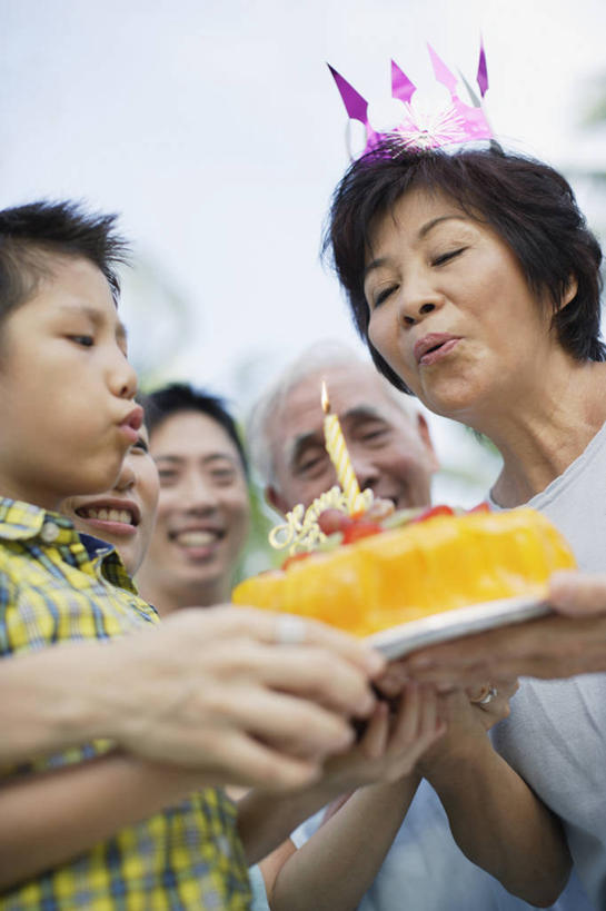 点心,东方人,儿童,中年人,老年人,夫妻,母亲,父亲,儿子,祖母,祖父,三代同堂,站,闭眼,捧,笑,微笑,露齿笑,竖图,室外,白天,仰视,爱情,纯洁,植物,棕榈树,皇冠,蜡烛,叶子,亚洲,五个人,阴影,服装,朦胧,模糊,光线,火焰,影子,烛光,食品,绿叶,许多人,浪漫,燃烧,注视,休闲装,黄种人,文化,祖孙三代,树,树木,食物,糕点,小孩,衣服,绿色,自然,生日蛋糕,点燃,观察,看,祈祷,站着,一群人,休闲,温暖,温馨,父子,母子,休闲服,嫩叶,恩爱,父爱,可爱,母爱,童年,童趣,许愿,恋人,服饰,生长,奶奶,爷爷,成长,观看,纪念,祖孙,祈求,和睦,权威,察看,高贵,关注,童真,烂漫,无邪,棕榈叶,外婆,外祖母,外公,外祖父,外孙,外孙子,权力,统治,平安,天真,老年男性,老年女性,男孩,男人,男性,女人,女性,中年男性,中年女性,亚洲人,孩子,夫妇,情侣,全家福,孙子,叶,叶片,王冠,棕树,棕榈,闭眼睛,闭着眼,闭着眼睛,端,端着,捧着,手捧,站立,半身,彩图,低角度拍摄,伴侣,融洽,蛋糕,男生,爸爸,多代同堂,妈妈