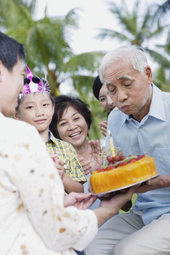 点心,东方人,儿童,老年人,夫妻,母亲,父亲,儿子,祖母,祖父,三代同堂,坐,捧,笑,微笑,露齿笑,竖图,室外,白天,正面,爱情,纯洁,植物,皇冠,蜡烛,亚洲,五个人,阴影,服装,朦胧,模糊,光线,火焰,影子,烛光,食品,许多人,浪漫,燃烧,注视,休闲装,黄种人,文化,祖孙三代,树,树木,食物,糕点,小孩,衣服,绿色,自然,生日蛋糕,吹,点燃,观察,看,祈祷,一群人,休闲,温暖,温馨,父子,母子,休闲服,恩爱,父爱,可爱,母爱,童年,童趣,许愿,恋人,服饰,生长,奶奶,爷爷,成长,观看,纪念,祖孙,祈求,和睦,权威,察看,高贵,关注,童真,烂漫,无邪,外婆,外祖母,外公,外祖父,外孙,外孙子,权力,统治,平安,天真,老年男性,老年女性,男孩,男人,男性,年轻男性,年轻女性,女人,女性,亚洲人,孩子,年轻人,夫妇,情侣,全家福,孙子,王冠,端,端着,捧着,手捧,坐着,半身,彩图,伴侣,融洽,蛋糕,男生,爸爸,多代同堂,妈妈