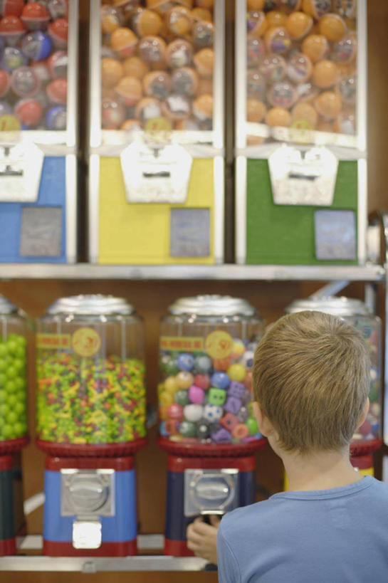 西方人,儿童,一个人,站,竖图,室内,白天,购物,游戏,纯洁,消费,机器,玩具,欧洲,欧洲人,仅一个男性,仅一个人,服装,玩,休闲装,娱乐,设备,自动贩卖机,自动售货机,小孩,背面,衣服,站着,仅一个小孩,休闲,休闲服,可爱,童年,童趣,益智,金融,百货,服饰,活动,发泄,消遣,智力,销售,贩卖,选购,贸易,童真,烂漫,无邪,宣泄,天真,男孩,男人,男性,白种人,孩子,玩耍,嬉戏,站立,半身,彩图,扭蛋,扭蛋机,男生