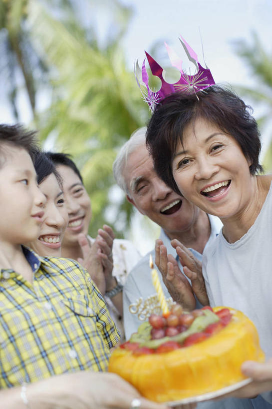 点心,东方人,儿童,中年人,老年人,夫妻,母亲,父亲,儿子,祖母,祖父,三代同堂,站,捧,笑,鼓掌,微笑,露齿笑,竖图,室外,白天,正面,爱情,纯洁,植物,皇冠,蜡烛,亚洲,五个人,阴影,服装,朦胧,模糊,光线,火焰,影子,烛光,食品,许多人,浪漫,燃烧,注视,休闲装,黄种人,文化,祖孙三代,树,树木,食物,糕点,小孩,衣服,绿色,自然,生日蛋糕,点燃,观察,看,祈祷,站着,一群人,休闲,温暖,温馨,父子,母子,休闲服,恩爱,父爱,可爱,母爱,童年,童趣,许愿,恋人,服饰,生长,奶奶,爷爷,成长,观看,纪念,祖孙,祈求,和睦,权威,察看,高贵,关注,童真,烂漫,无邪,外婆,外祖母,外公,外祖父,外孙,外孙子,权力,统治,平安,天真,老年男性,老年女性,男孩,男人,男性,女人,女性,中年男性,中年女性,亚洲人,孩子,夫妇,情侣,全家福,孙子,王冠,端,端着,拍手,捧着,手捧,站立,半身,彩图,伴侣,融洽,蛋糕,男生,爸爸,多代同堂,妈妈