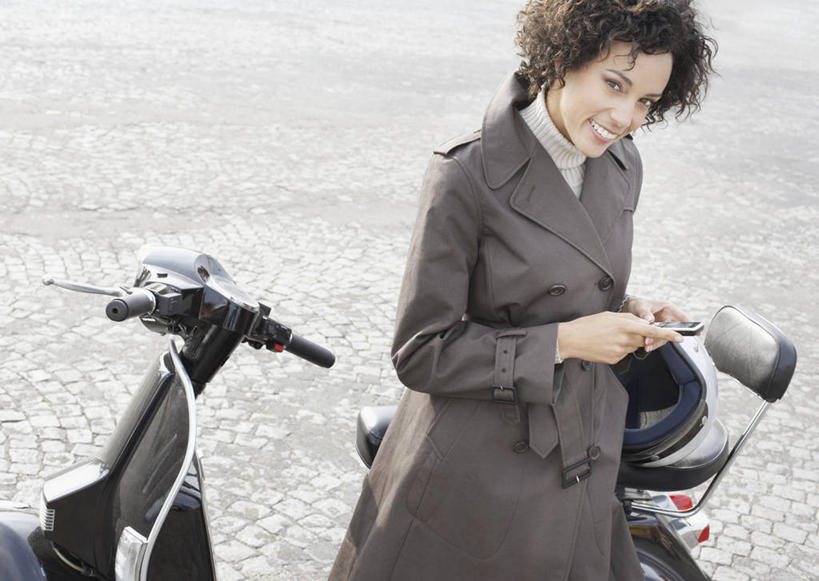 西方人,一个人,商务人士,商务女性,笑,打电话,微笑,露齿笑,横图,俯视,室外,白天,道路,路,公路,电话,手机,欧洲,欧洲人,仅一个年轻女性,仅一个女性,仅一个人,握,阴影,套装,服装,光线,影子,电动车,交通,拿,拿着,注视,休闲装,通讯设备,车,电瓶车,衣服,阳光,交通工具,观察,看,靠,靠着,倚靠,休闲,休闲服,握着,服饰,观看,察看,倚着,关注,载具,商务装,工薪阶层,一部,交流,年轻女性,女人,女性,白种人,白领,上班族,马路,沟通,通话,半身,彩图,高角度拍摄