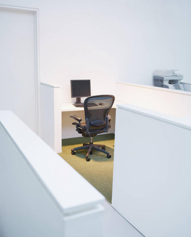 无人,办公室,竖图,室内,白天,正面,电脑,显示器,鼠标,键盘,家具,桌子,椅子,阴影,反射,网络,影子,办公桌,墙,办公用品,输入设备,通讯设备,墙壁,墙面,白色,会议椅,台式电脑,复印机,扫描,办公设备,办公椅,复印,通信设备,输出设备,办公家具,商务椅,培训椅,彩图,打印