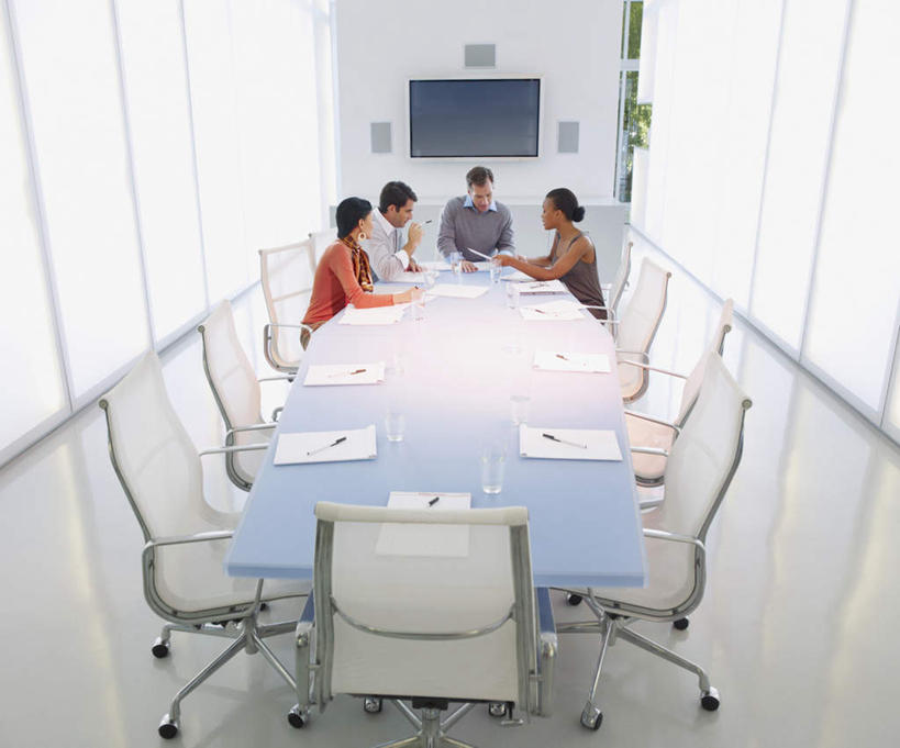 西方人,四个人,同事,商务人士,商务男性,商务女性,坐,说,横图,俯视,室内,白天,衬衫,讨论,成功,合作,团队,集体,信心,窗户,落地窗,桌子,电视,椅子,欧洲,非洲,黑人,欧洲人,套装,环保,笔,材料,档案,文件,办公桌,墙,办公用品,注视,队伍,玻璃窗,墙壁,墙面,文具,绿色,白色,会议椅,学习用品,资料,液晶电视,观察,看,清晰,轻薄,能源,观看,办公椅,文具用品,回收,资源,察看,领导,成就,关注,彩电,文档,商务装,合伙,领袖,利用,工薪阶层,便携,低碳,循环,商务椅,培训椅,彩色电视机,持续,交流,男人,男性,女人,女性,中年男性,中年女性,非洲人,白领,上班族,电视机,沟通,讲话,交谈,商讨,说话,谈话,坐着,彩图,高角度拍摄,全身,衬衣,高清