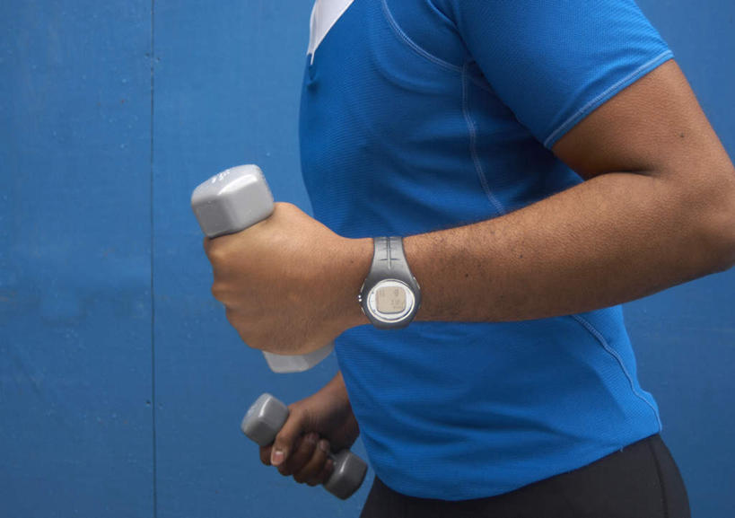 西方人,一个人,站,横图,室外,白天,侧面,运动服,锻炼,运动,哑铃,欧洲,非洲,黑人,欧洲人,仅一个男性,仅一个人,仅一个中年男性,握,服装,时间,时钟,手表,墙,拿,计时,拿着,运动器械,墙壁,墙面,衣服,蓝色,钟表,站着,表,健身器械,握着,服饰,腕表,衣着,穿着,健身器材,衣饰,体育,男人,男性,中年男性,非洲人,钟,站立,半身,彩图,健身,运动器材,运动装