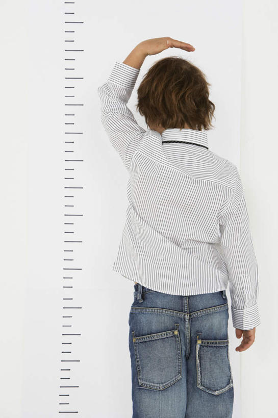 西方人,儿童,一个人,站,举,竖图,室内,白天,白色背景,纯洁,欧洲,欧洲人,仅一个男性,仅一个人,服装,测量,标志,数字,文字,字符,墙,休闲装,标识,墙壁,墙面,小孩,背面,衣服,托,站着,仅一个小孩,休闲,休闲服,可爱,童年,童趣,摄影,阿拉伯数字,服饰,影棚,童真,烂漫,无邪,身高,天真,男孩,男人,男性,白种人,孩子,举起,举手,举着,向上举,向上伸,向上托,站立,半身,彩图,影棚拍摄,拍摄,男生