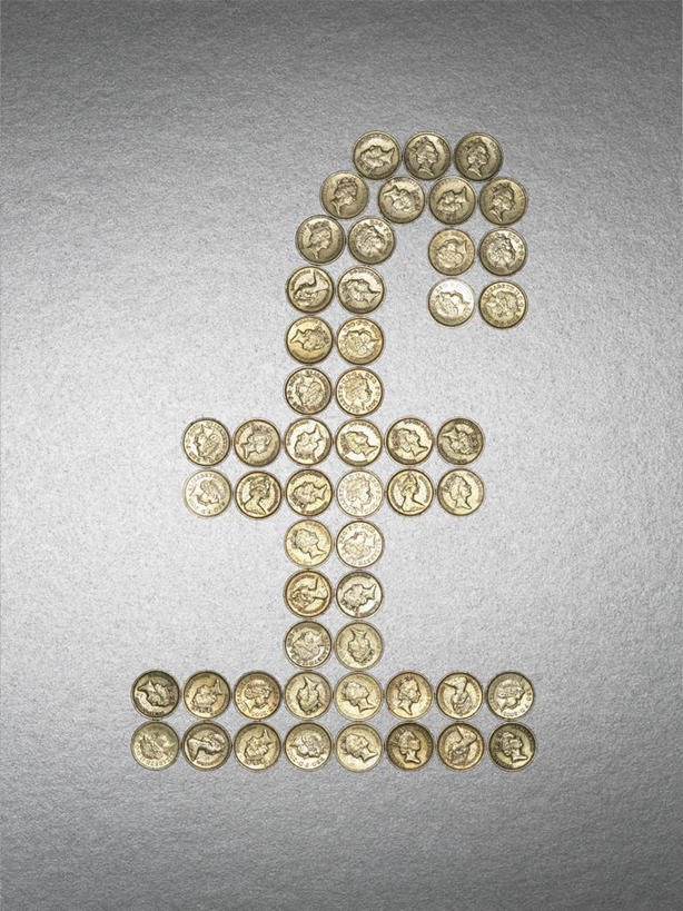 无人,竖图,俯视,室内,特写,白天,钱,静物,许多,阴影,灰色背景,反射,标志,钱币,文字,影子,很多,标识,金色,金融,摄影,影棚,经济,英镑,富贵,流通,贸易,忠诚,富丽,名誉,荣华,货币,现金,硬币,彩图,高角度拍摄,影棚拍摄,拍摄,英镑符号