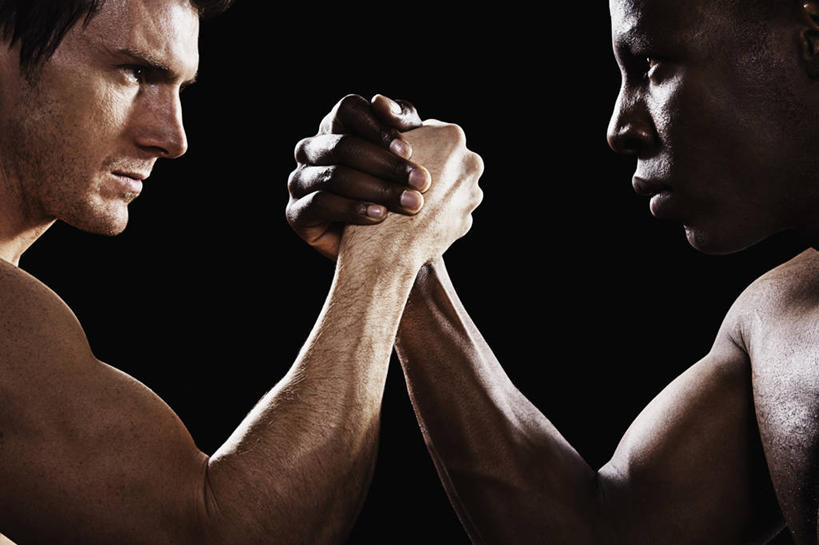 西方人,两个人,运动员,横图,室内,白天,侧面,游戏,比赛,欧洲,非洲,黑人,欧洲人,握,黑色背景,玩,注视,右手,娱乐,裸露,相视,观察,看,握拳,休闲,面对面,力量,扳手腕,握着,摄影,影棚,观看,活动,对视,察看,掰手腕,互视,发泄,关注,消遣,智力,裸,相对,相看,宣泄,比力,较劲,扳手劲,手肘,较量,男人,男性,年轻男性,非洲人,胳膊,手臂,体育运动员,运动选手,玩耍,嬉戏,半身,彩图,影棚拍摄,拍摄