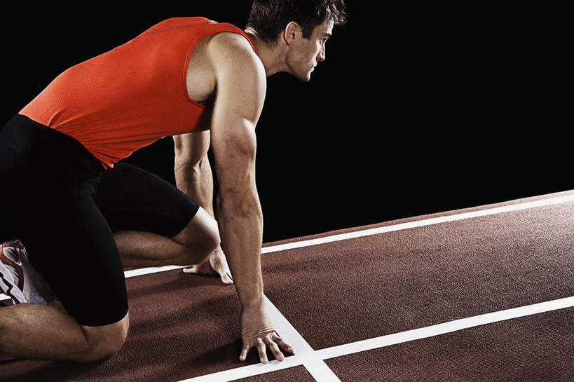 西方人,一个人,运动员,运动场,蹲,横图,俯视,室内,白天,运动服,运动鞋,鞋子,欧洲,欧洲人,仅一个男性,仅一个人,准备,黑色背景,服装,墙,注视,体育场,墙壁,墙面,仅一个年轻男性,衣服,红色,观察,看,摄影,服饰,影棚,观看,休闲鞋,察看,衣着,穿着,关注,预备,衣饰,男人,男性,年轻男性,白种人,体育运动员,运动选手,蹲着,半身,彩图,高角度拍摄,影棚拍摄,拍摄,豫备,运动装