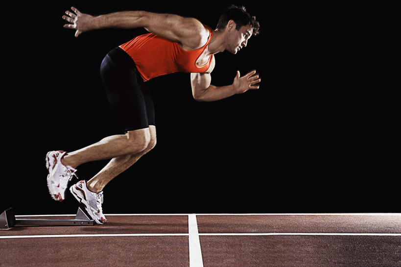 西方人,一个人,运动员,运动场,蹲,横图,室内,白天,侧面,运动服,运动鞋,鞋子,欧洲,欧洲人,仅一个男性,仅一个人,准备,黑色背景,服装,墙,注视,体育场,墙壁,墙面,仅一个年轻男性,衣服,红色,观察,看,摄影,服饰,影棚,观看,休闲鞋,察看,衣着,穿着,关注,预备,衣饰,男人,男性,年轻男性,白种人,体育运动员,运动选手,蹲着,彩图,全身,影棚拍摄,拍摄,豫备,运动装