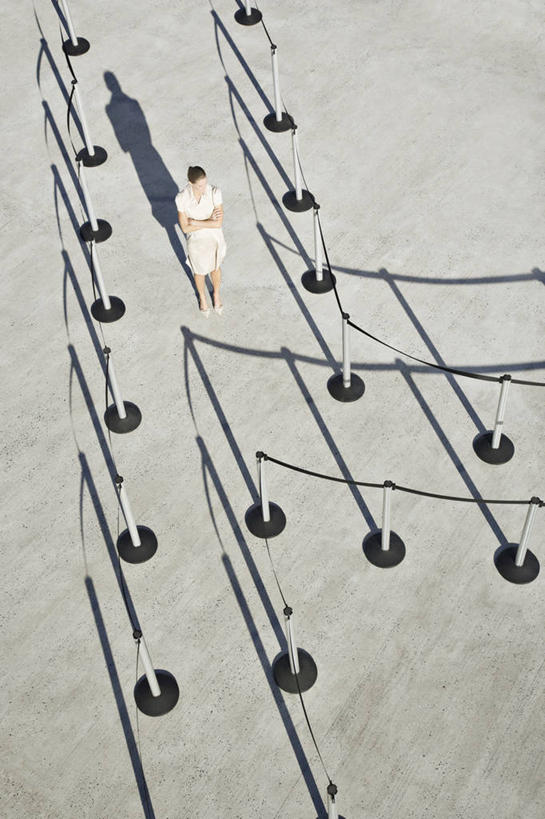 西方人,一个人,商务人士,商务女性,站,双手交叉,竖图,俯视,室外,白天,欧洲,欧洲人,仅一个年轻女性,仅一个女性,仅一个人,一排,许多,套装,整齐,并列,并排,很多,分开,扭头,注视,排列,观察,看,站着,转头,隔断,隔离带,观看,隔离,察看,双手抱胸,队列,关注,间隔,商务装,平行,工薪阶层,断绝,隔开,屏蔽,屏绝,远离,中断,阻遏,阻隔,年轻女性,女人,女性,白种人,白领,上班族,站立,彩图,高角度拍摄,全身,栏杆座,一米线