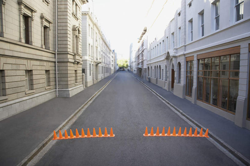 无人,家,横图,室外,白天,正面,道路,路,一排,整齐,分离,房屋,屋子,公寓,小路,交通,警告,洋房,楼房,住宅,排列,黄色,警示,隔离,禁止,提醒,队列,提示,限制,交通标志,路锥,交通锥,危险,彩图,房子