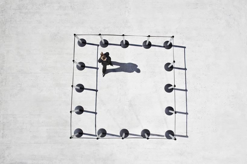 西方人,背,一个人,商务人士,商务女性,站,横图,俯视,室外,白天,欧洲,欧洲人,仅一个年轻女性,仅一个女性,仅一个人,阴影,套装,光线,图形,影子,正方形,几何,分开,排列,阳光,背着,站着,隔断,隔离带,隔离,队列,数学,间隔,商务装,工薪阶层,断绝,隔开,屏蔽,屏绝,远离,中断,阻遏,阻隔,背负,年轻女性,女人,女性,白种人,白领,上班族,站立,彩图,高角度拍摄,全身,几何图形,平面图形,正四边形,栏杆座,一米线