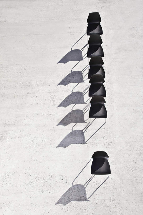 无人,竖图,俯视,室外,白天,椅子,一排,许多,阴影,整齐,光线,影子,很多,排列,黑色,阳光,会议椅,办公椅,队列,商务椅,培训椅,彩图,高角度拍摄