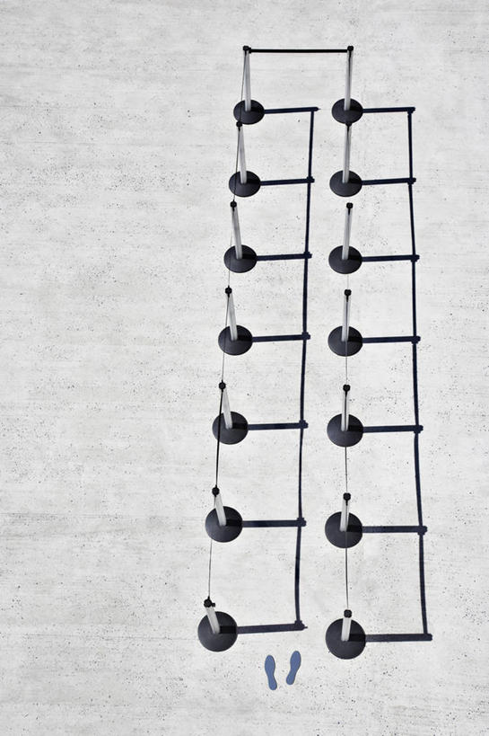 无人,竖图,俯视,室外,白天,许多,脚印,阴影,光线,图形,影子,很多,长方形,几何,分开,排列,阳光,隔断,隔离带,隔离,足迹,矩形,数学,间隔,断绝,隔开,屏蔽,屏绝,远离,中断,阻遏,阻隔,行踪,脚迹,摆列,彩图,高角度拍摄,几何图形,平面图形,栏杆座,一米线,布列,分列