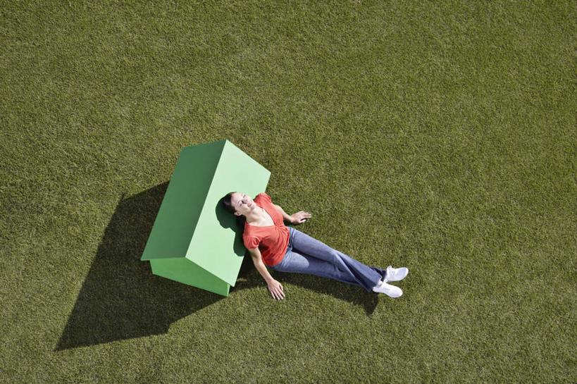 东方人,一个人,家,坐,横图,俯视,室外,白天,草地,草坪,美景,植物,亚洲,仅一个年轻女性,仅一个女性,仅一个人,阴影,服装,光线,影子,房屋,屋子,景观,注视,休闲装,黄种人,楼房,住宅,草,衣服,绿色,阳光,自然,观察,看,靠,靠着,休闲,休闲服,景色,服饰,观看,察看,关注,自然风光,贷款,年轻女性,女人,女性,亚洲人,坐着,彩图,高角度拍摄,全身,房子