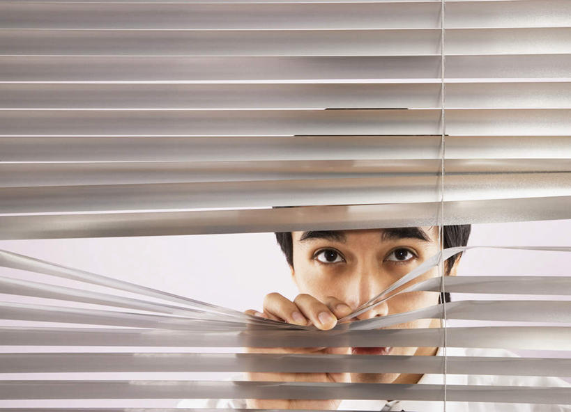 东方人,脸,头,脸颊,手,一个人,商务人士,商务男性,站,横图,室内,特写,白天,正面,衬衫,窗户,亚洲,仅一个男性,仅一个人,握,阴影,套装,反射,影子,百叶窗,领带,黄种人,肩膀,仅一个年轻男性,站着,手部,握着,单手,商务装,偷窥,工薪阶层,窃看,窃视,男人,男性,年轻男性,亚洲人,头部,脸部,脸蛋,面部,白领,上班族,站立,半身,彩图,衬衣