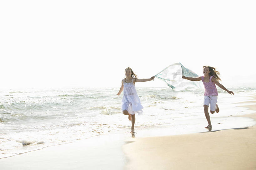 西方人,儿童,两个人,伙伴,朋友,跑,伸展双臂,笑,微笑,露齿笑,横图,室外,白天,正面,友谊,纯洁,海浪,海洋,沙滩,纺织品,欧洲,欧洲人,握,阴影,服装,光线,布,沙子,纱布,影子,海岸,浪花,水平线,云,云朵,辽阔,织物,海平线,沙地,拿,云彩,拿着,注视,休闲装,小孩,衣服,蓝色,白云,蓝天,天空,阳光,海水,天,观察,看,休闲,广阔,休闲服,可爱,童年,童趣,握着,服饰,晴朗,观看,一望无际,布匹,察看,关注,薄纱,海景,童真,烂漫,无邪,无边无际,一马平川,天真,友情,女孩,女人,女性,白种人,大海,风浪,海,海水的波动,海滩,近岸浪,涌浪,晴空,敞开双臂,跑步,伸开双臂,展开双肩,张开手臂,张开双臂,彩图,全身,棉织品,水天相接,水天一线,女生