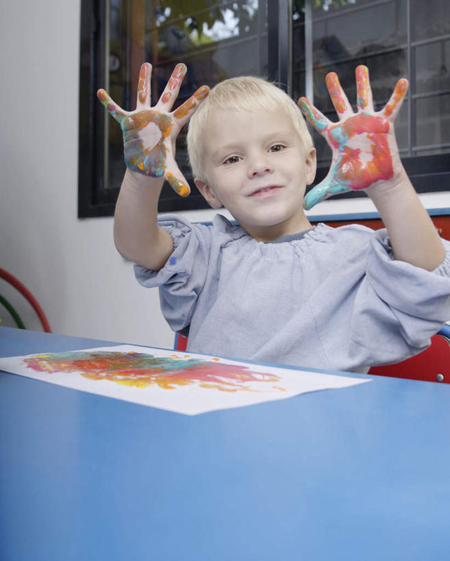 西方人,儿童,一个人,学校,坐,举,竖图,室内,白天,正面,游戏,纯洁,装修,桌面,桌子,欧洲,欧洲人,仅一个男性,仅一个人,服装,装饰,木制,材料,陶瓷,陶瓷制品,教育,玩,注视,休闲装,娱乐,装潢,校园,小孩,衣服,木制品,容器,碗,观察,看,托,仅一个小孩,休闲,教室,休闲服,可爱,童年,童趣,幼儿园,服饰,肮脏,观看,活动,储藏,保护,涂料,察看,手印,储存,发泄,关注,消遣,学前教育,智力,童真,烂漫,无邪,邋遢,宣泄,龌龊,污秽,指模,幼稚园,蒙养园,育儿机构,天真,男孩,男人,男性,白种人,孩子,举起,举手,举着,玩耍,嬉戏,向上举,向上伸,向上托,坐着,半身,彩图,贮存,男生