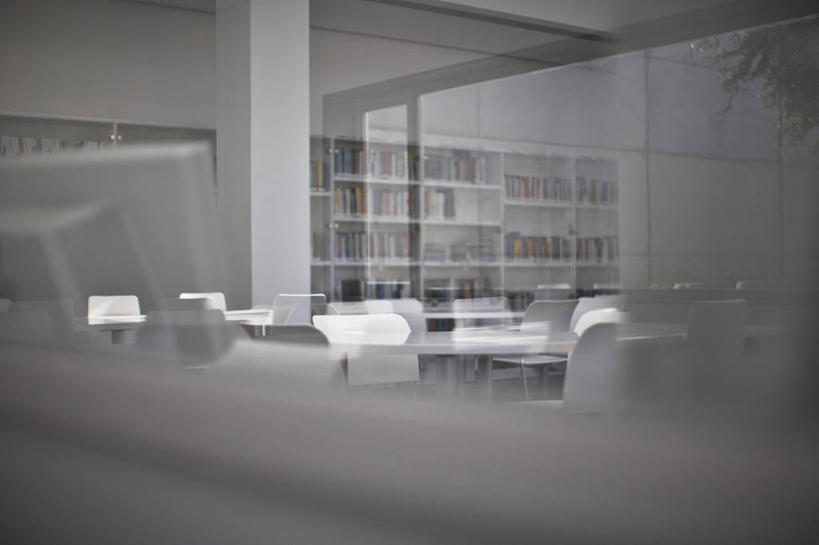 无人,办公室,横图,室内,夜晚,正面,窗户,柜子,家具,落地窗,桌子,静物,书籍,椅子,朦胧,模糊,办公桌,墙,玻璃窗,墙壁,墙面,橱柜,书柜,书橱,办公家具,书,图书,彩图